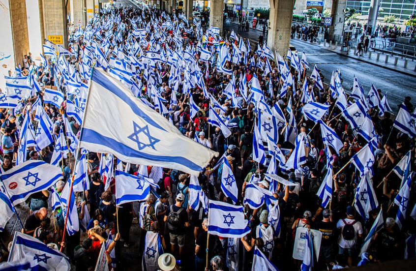 آلاف الإسرائيليين يتظاهرون ضد حكومة نتنياهو ويُغلقون المدخل الرئيسي للقدس المحتلة