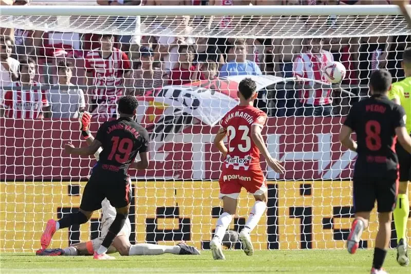 بالصور.. ليفاندوفسكي يقود قطار برشلونة لدهس جيرونا