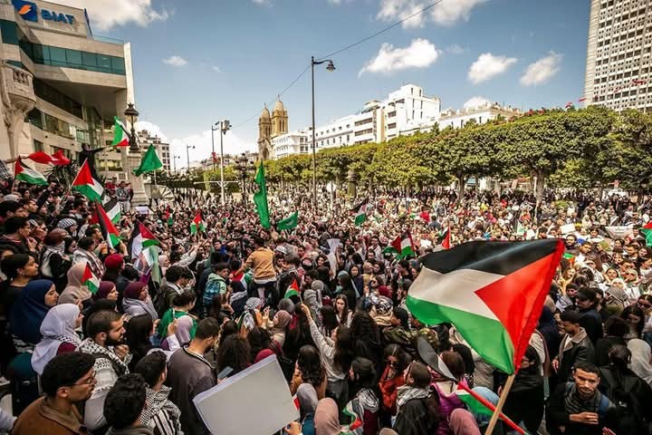 مسيرات جماهيرية حاشدة في تونس تنديدًا بالعدوان الإسرائيلي على غزة