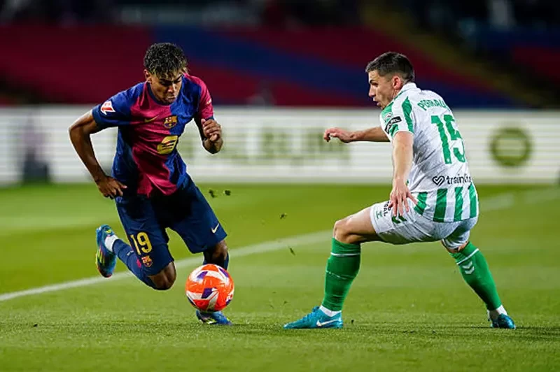 بالصور : برشلونة يرفض الهدية ويتعثر أمام بيتيس