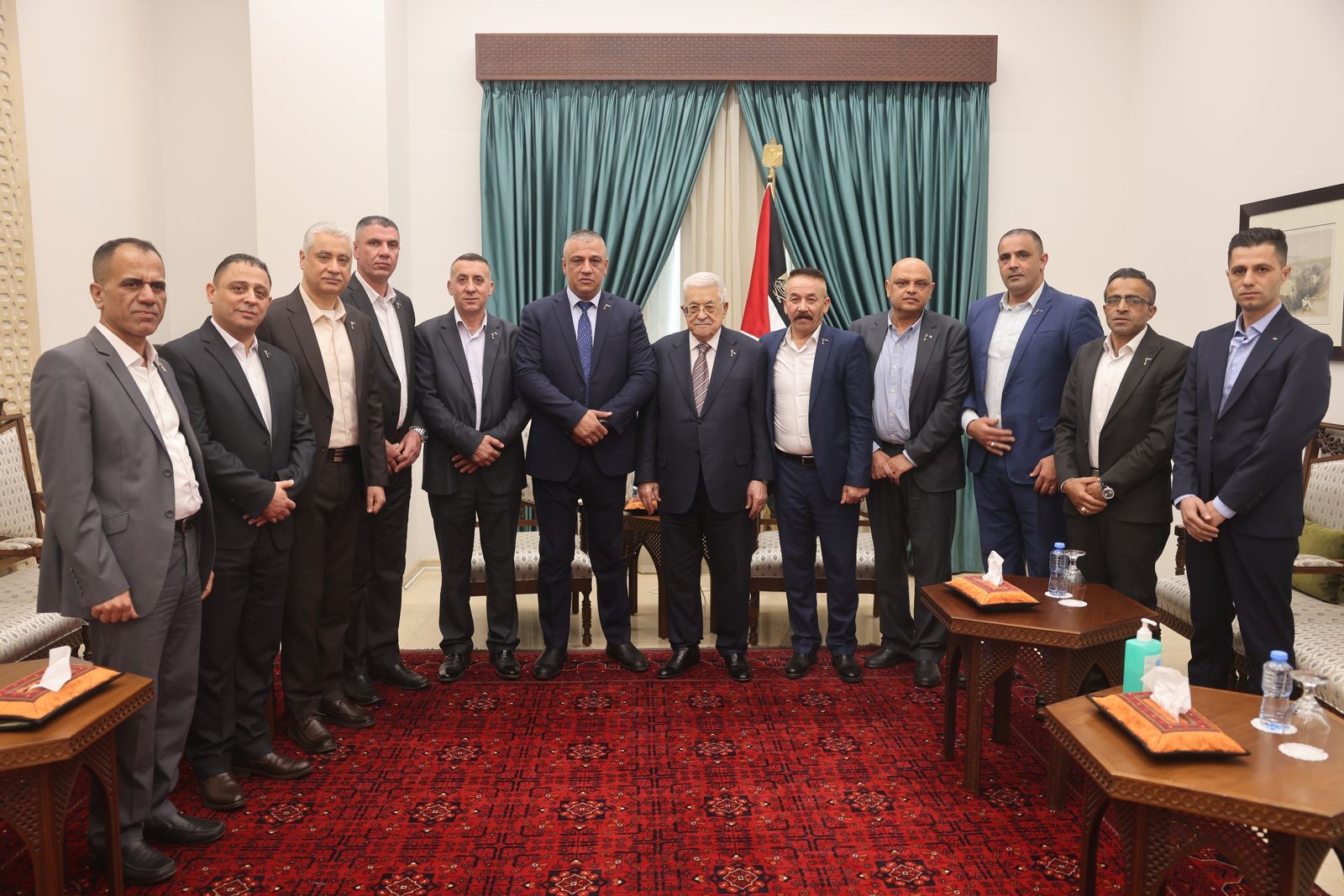 تفاصيل لقاء الرئيس عباس مع قائد جهاز الارتباط العسكري وعدد من الضباط