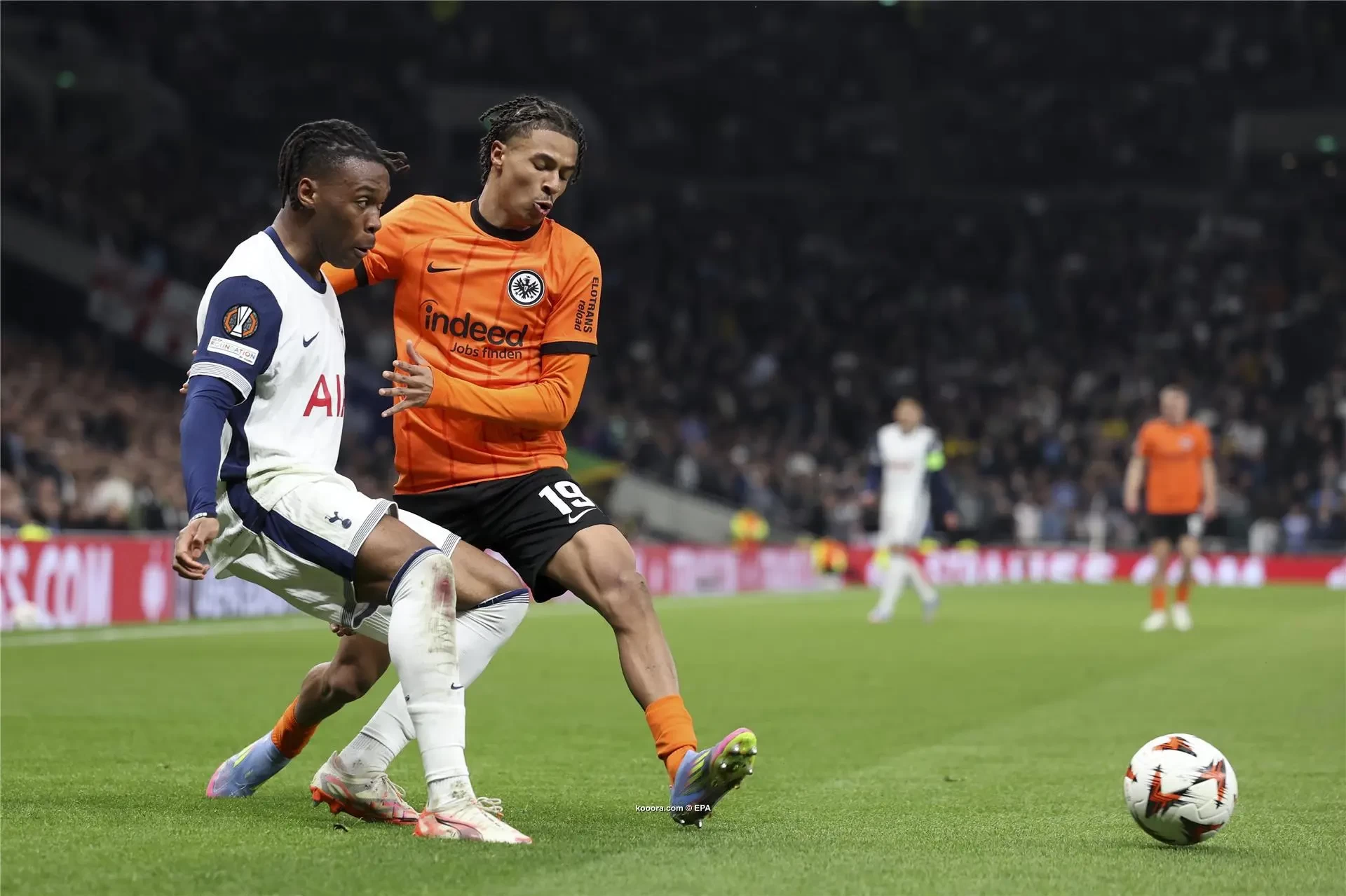 بالصور: توتنهام يتعثر في عرينه أمام فرانكفورت