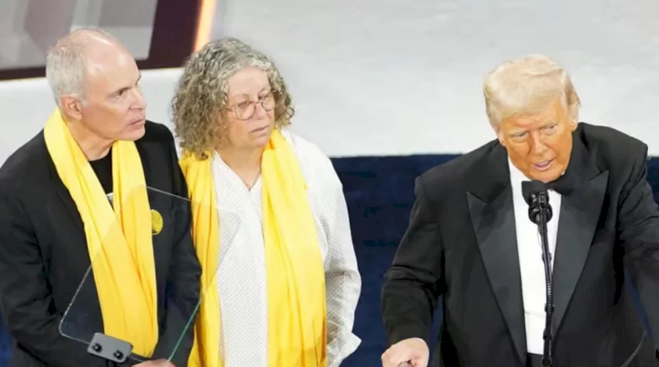 نجاة أسيرين سابقين بغزة من حادثة بين طائرتين في الولايات المتحدة