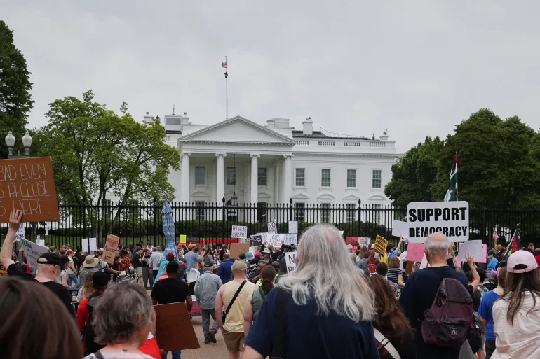 مسيرات في أنحاء أميركا احتجاجا على سياسات ترامب