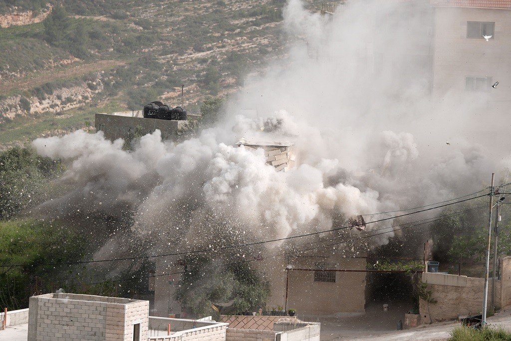 الاحتلال يفجر منزل الشهيد مجاهد منصور في دير ابزيع غرب رام الله