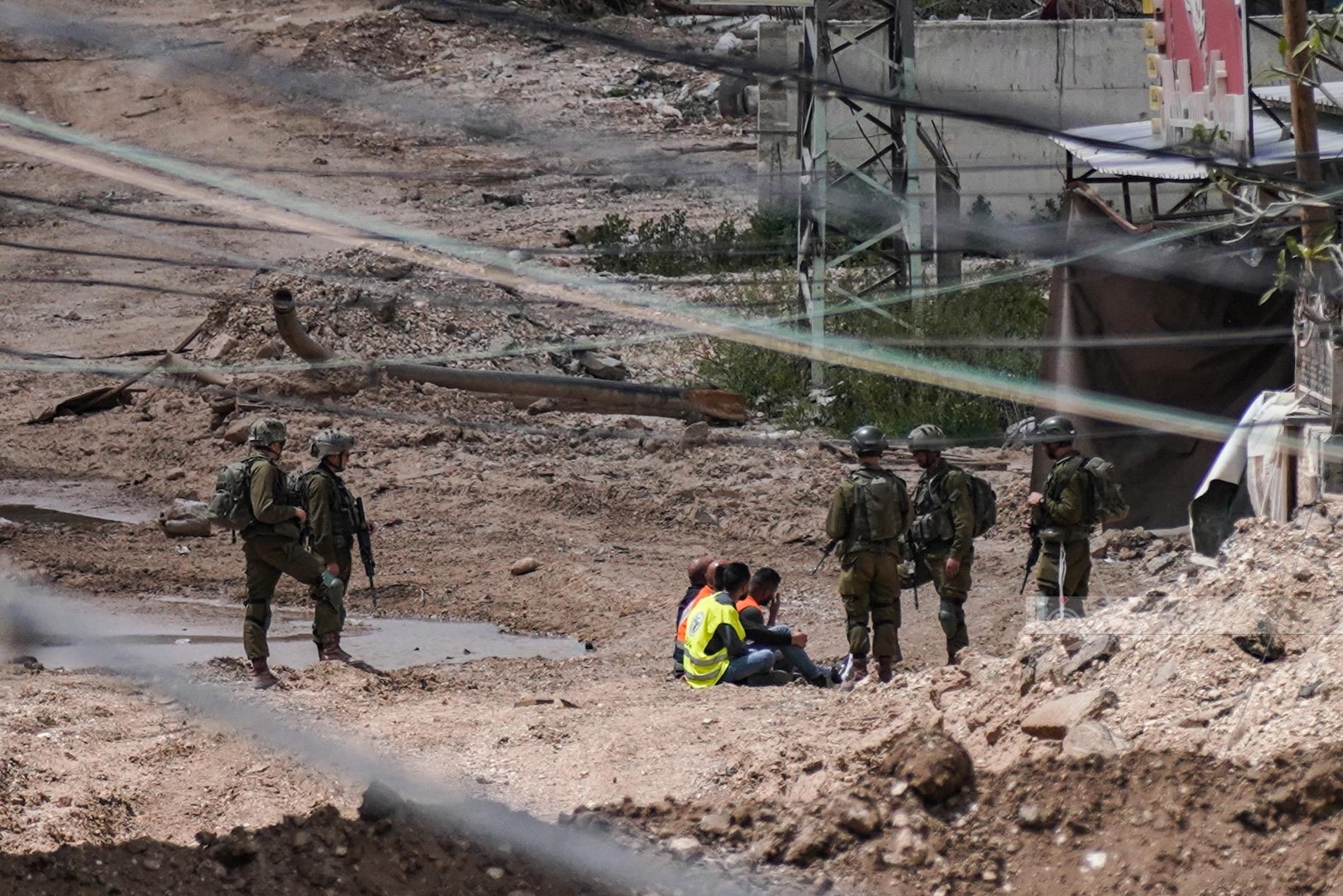 قوات الاحتلال تحتجز طواقم بلدية جنين