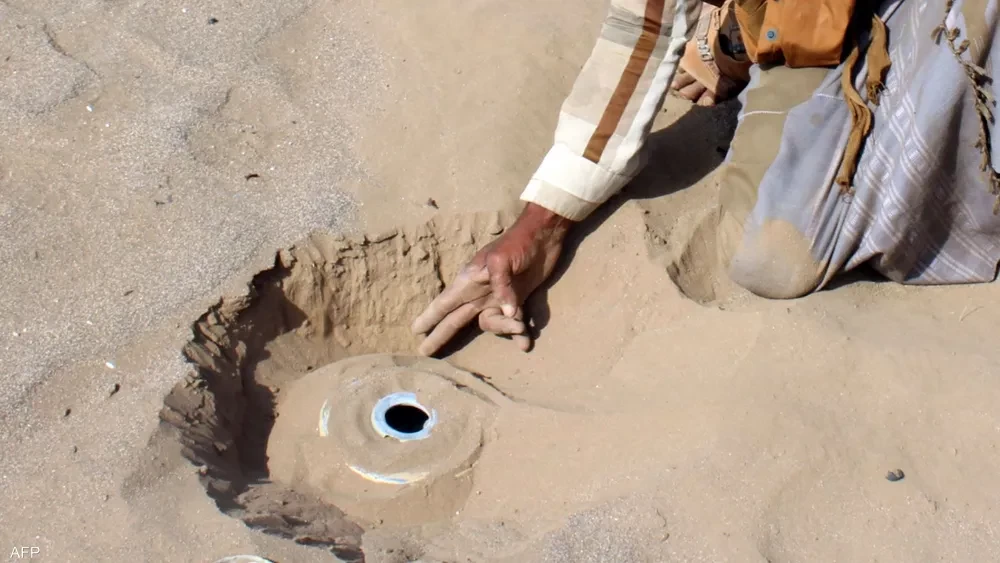 الحوثي يزرع ألغامًا في مدينة الحديدة تحسبًا لعملية برية