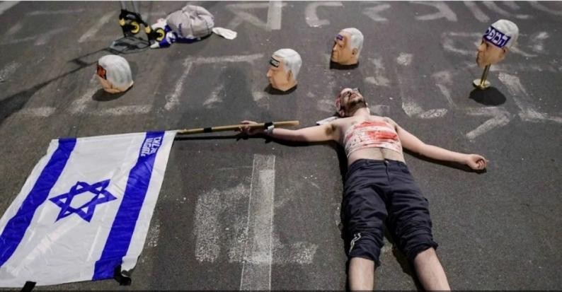 نتنياهو يتهم المتظاهرين في تل أبيب بالأمس بالتحريض على قتله وقطع رأسه