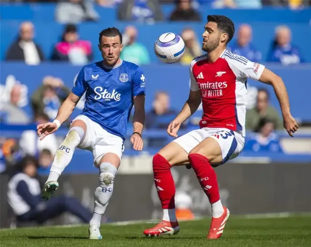 بالصور: إيفرتون يخدم ليفربول ويعطل آرسنال