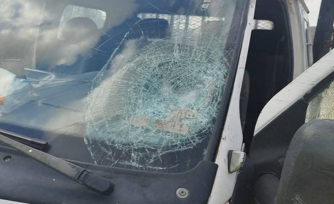 إصابتان وتضرر عدة مركبات في هجوم للمستعمرين غرب سلفيت