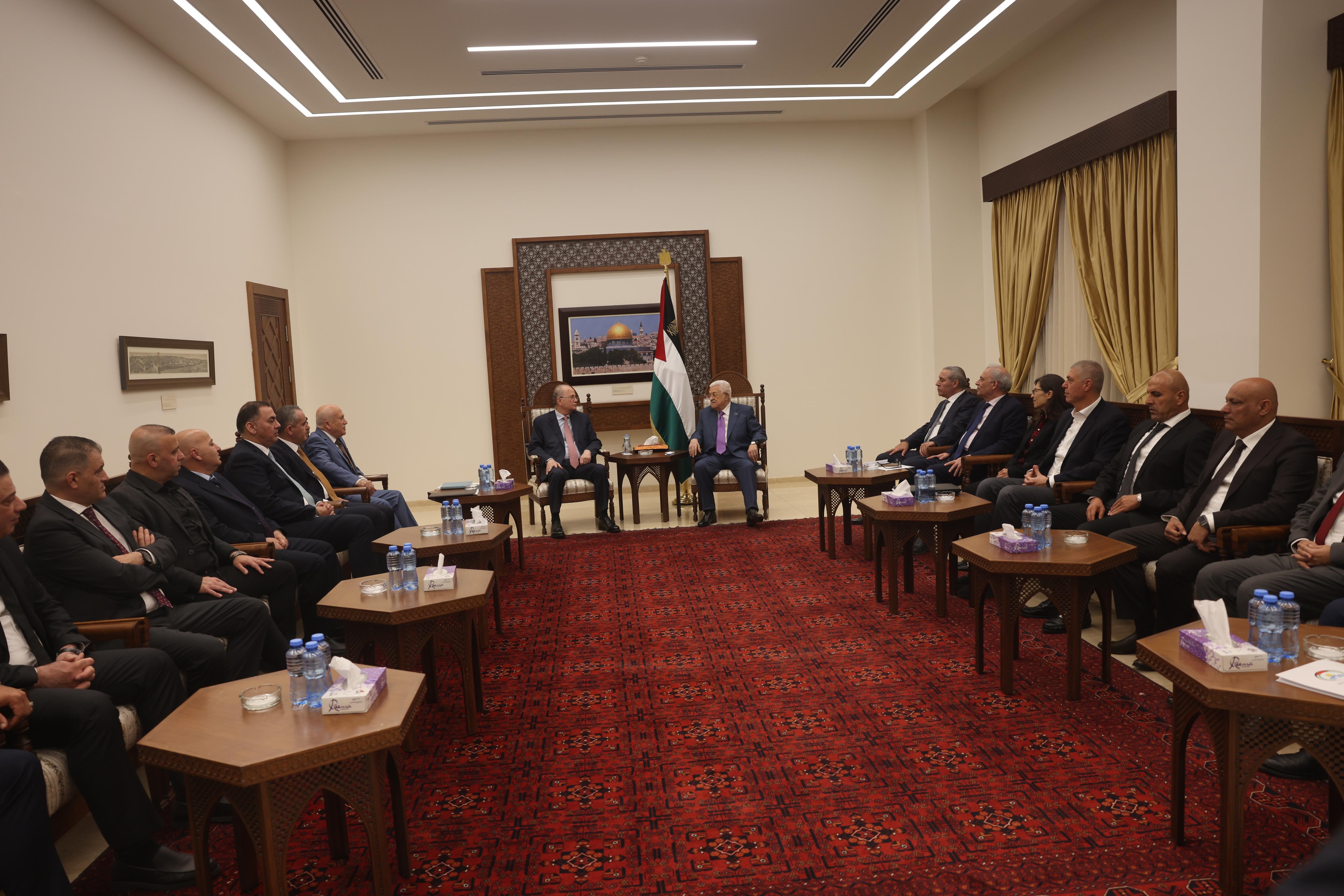 تفاصيل لقاء الرئيس عباس مع  رؤساء الغرف التجارية في رام الله