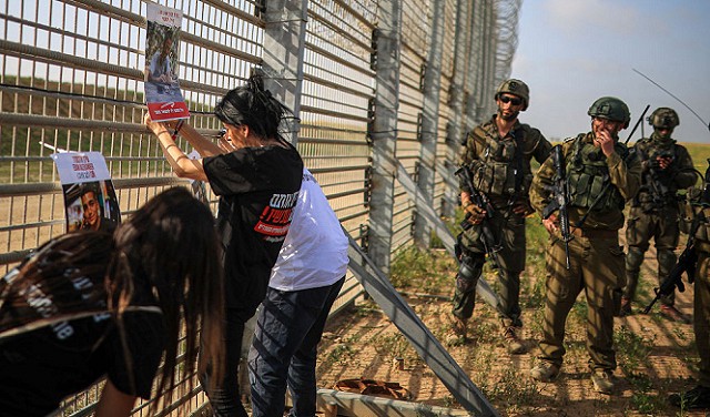 عائلات الأسرى المحتجزين بغزة: أوقفوا الحرب وأعيدوا أبناءنا