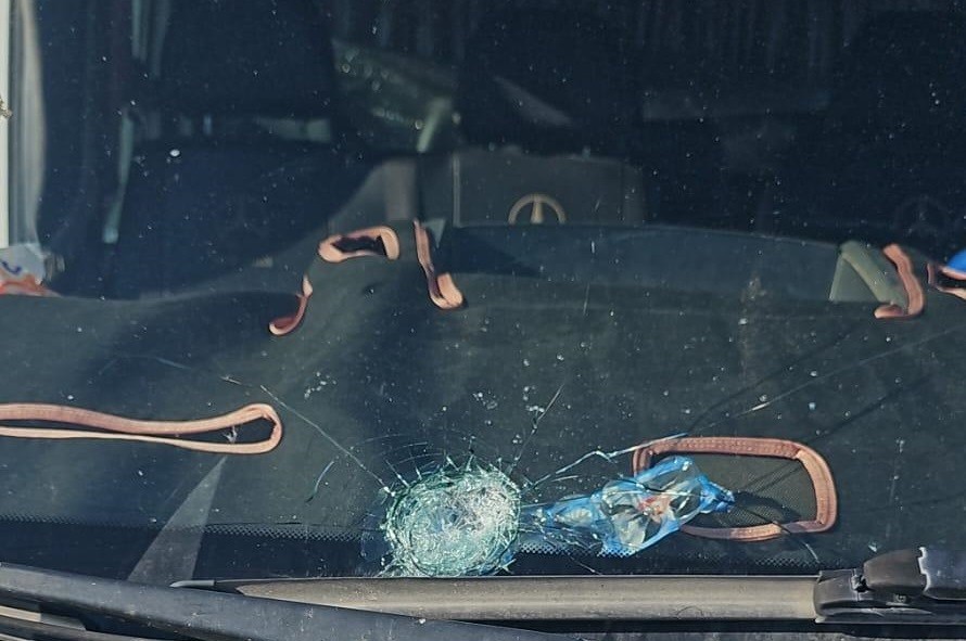 مستعمرون يُهاجمون مركبات المواطنين شمال أريحا