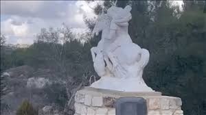 بالفيديو : لبنان: جيش الاحتلال يهدم تمثالا لقديس مسيحيّ في "أحد الشعانين"