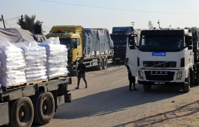 إعلام عبري: أول قافلة مساعدات ستدخل غزة اليوم