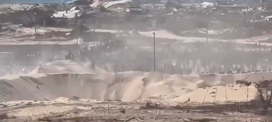 بالفيديو : فلسطينيون يقتحمون مراكز توزيع المساعدات برفح وفرار العناصر الأميركيين