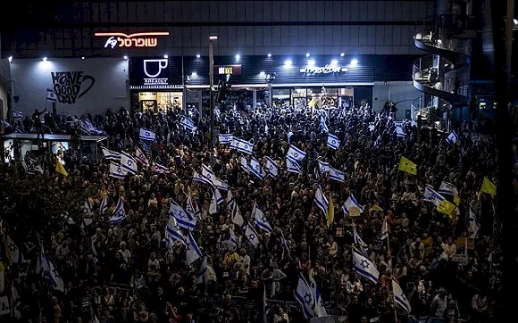 آلاف الإسرائيليين يتظاهرون في تل أبيب: "توسيع الحرب يهدد حياة المختطفين والجنود"