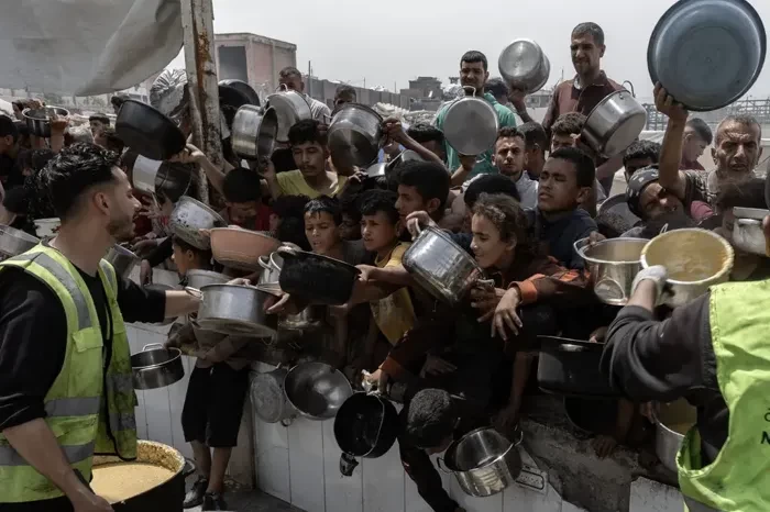 غذاء تحت القصف.. نتنياهو يناور بـ"فتات المساعدات" لإرضاء واشنطن