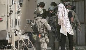 الاحتلال يعتقل 5 مواطنين بينهم شقيقان ووالدهما في برقين غرب جنين