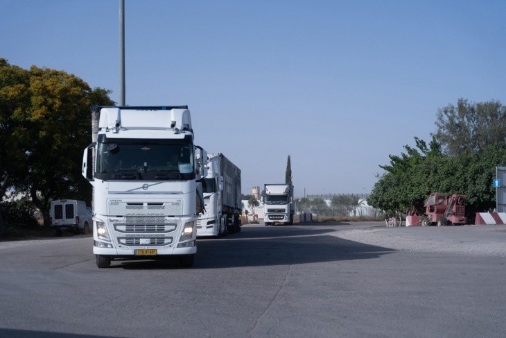 إسرائيل: إدخال 95 شاحنة مساعدات إلى غزة عبر كرم أبو سالم