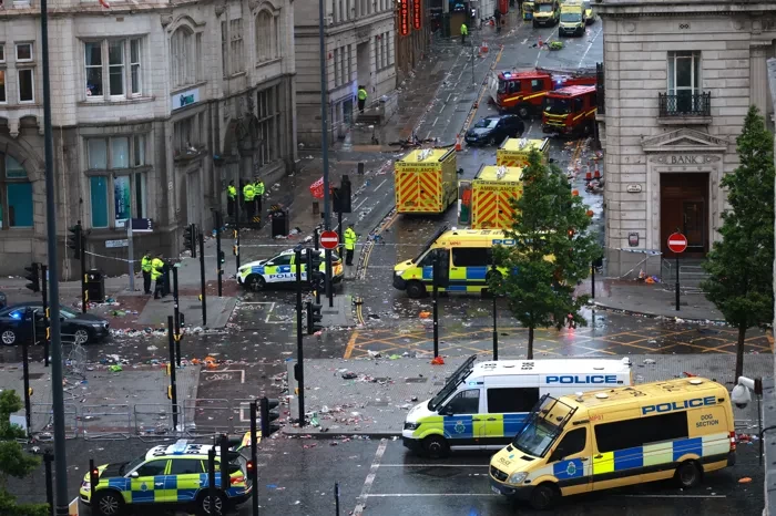 فرحة اللقب تتحول لكابوس.. 17 مصابا جراء حادث دهس جماعي في ليفربول