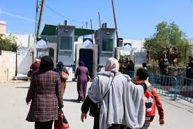 مستعمر يحاول دعس شقيقين جنوب الخليل