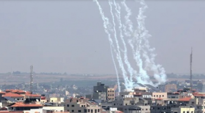 الاحتلال يعلن رصد 3 صواريخ أطلقت باتجاه غلاف غزة