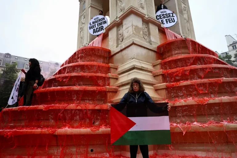 نافورة باريسية تُصبغ بالأحمر تنديدا بـ"حمام الدم" في غزة