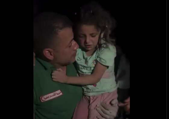 إنقاذ طفلة استشهدت والدتها وأشقاؤها بمجزرة حي الدرج