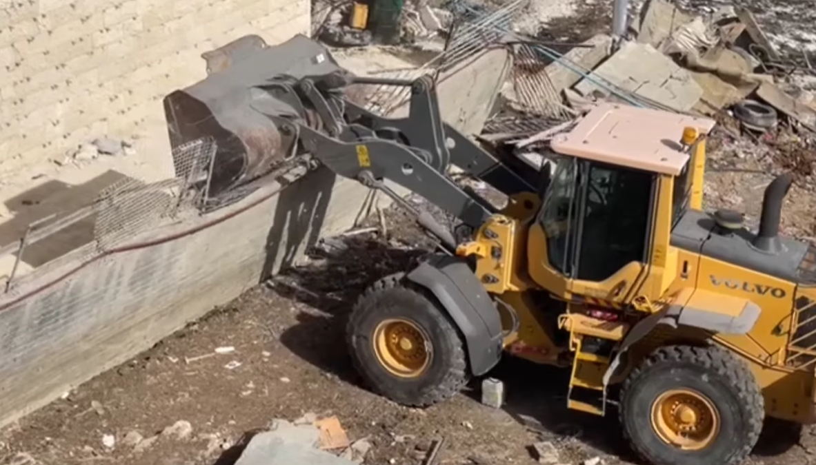 الاحتلال يعتقل ثلاثة شبان ويهدم نصبًا تذكاريًا في رام الله والبيرة