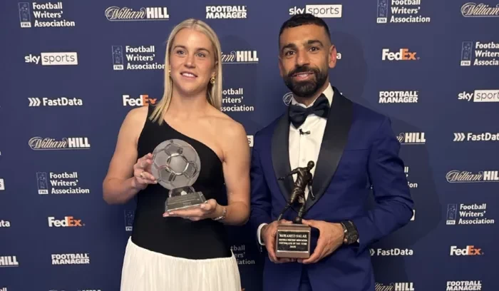 صلاح بعد تسلم جائزة الأفضل بالبريميرليج: أتمنى الفوز بالكرة الذهبية
