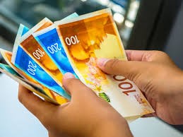 المالية: صرف رواتب الموظفين اليوم بنسبة 70%