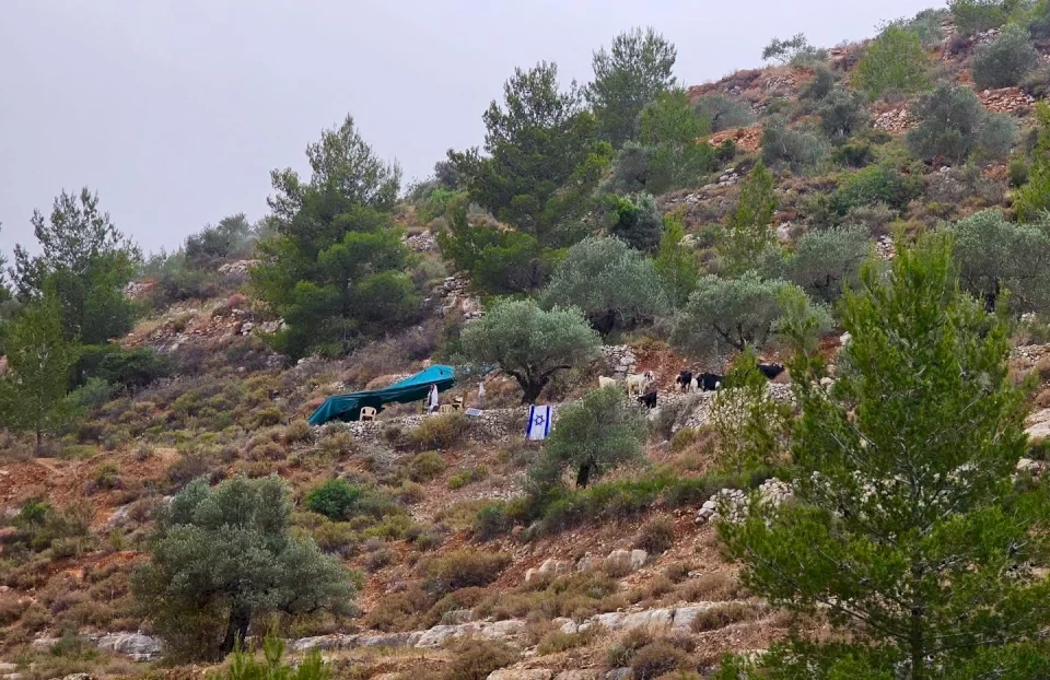 مستوطنون يحرقون أراضي شرق رام الله وينصبون خيمة قرب "عيون الحرامية"