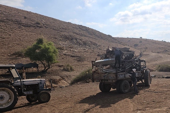 أهالي تجمع مغاير الدير شرق رام الله يرحلون قسرا تحت وطأة اعتداءات المستعمرين في المنطقة