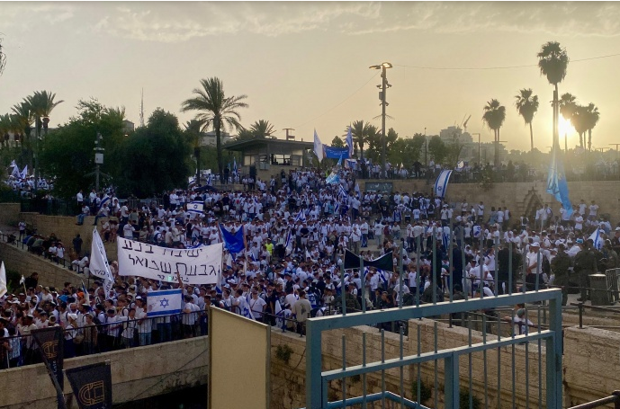 في ذكرى احتلال القدس.. "رقصة الأعلام" تتحول إلى استعراض عنصري واعتداءات على المقدسيين