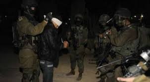 الاحتلال يعتقل مواطنين من بلدة الخضر