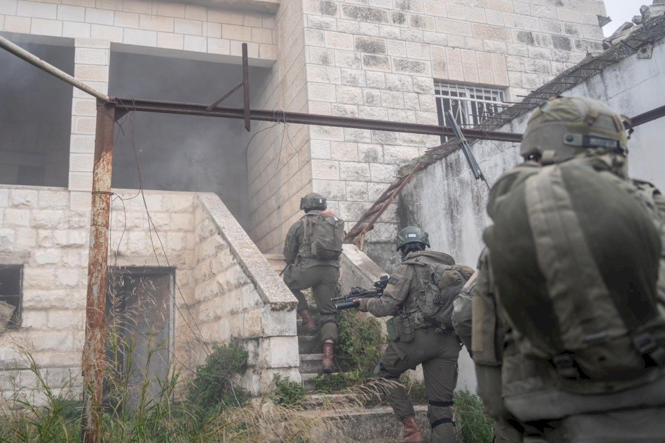 الجيش الإسرائيلي: اعتقلنا 25 فلسطينيًا بينهم العقل المدبر لهجوم "الفندق"
