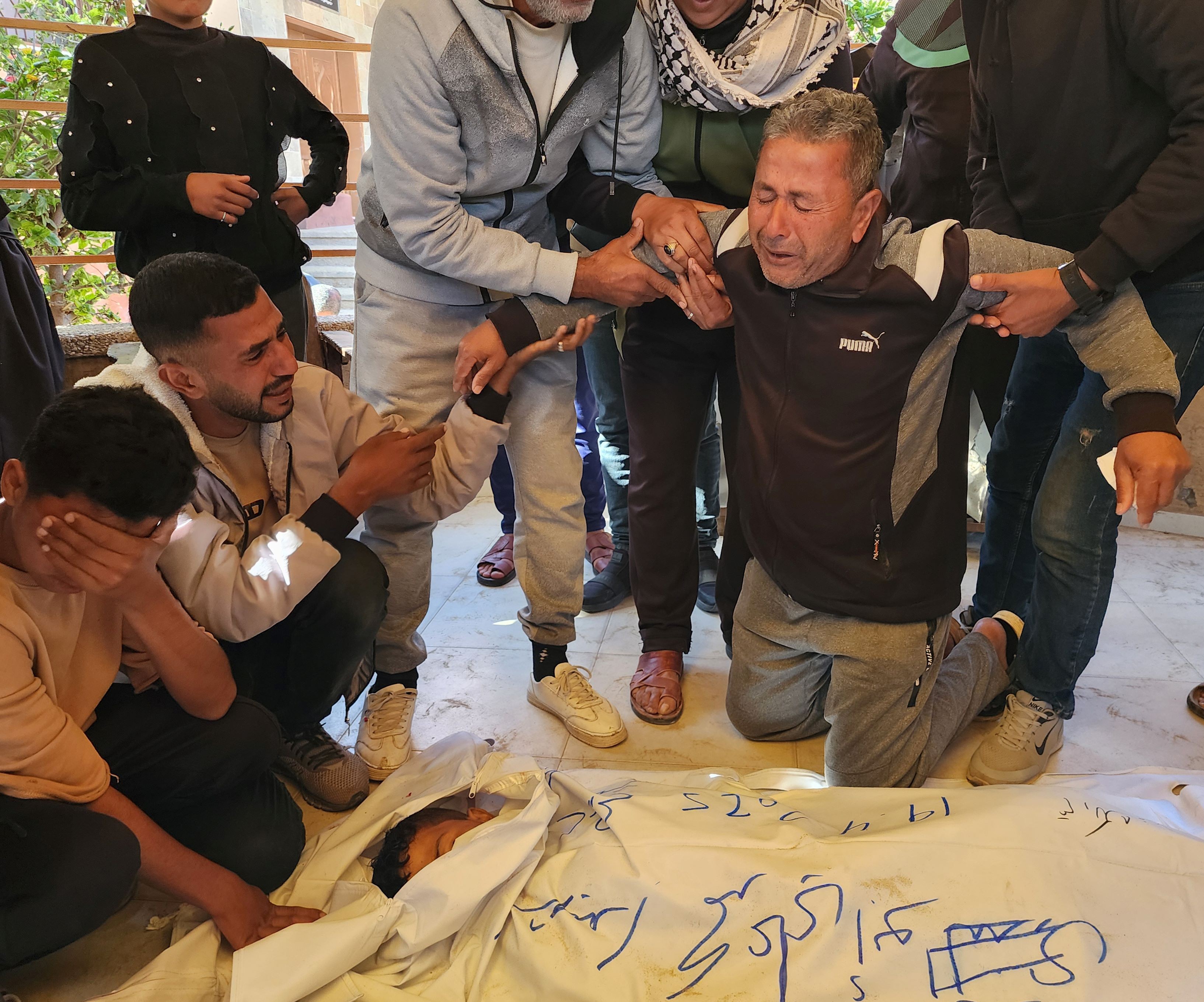 30 شهيدا في مجزرة جديدة يرتكبها الاحتلال بمدرسة تؤوي نازحين في مدينة غزة