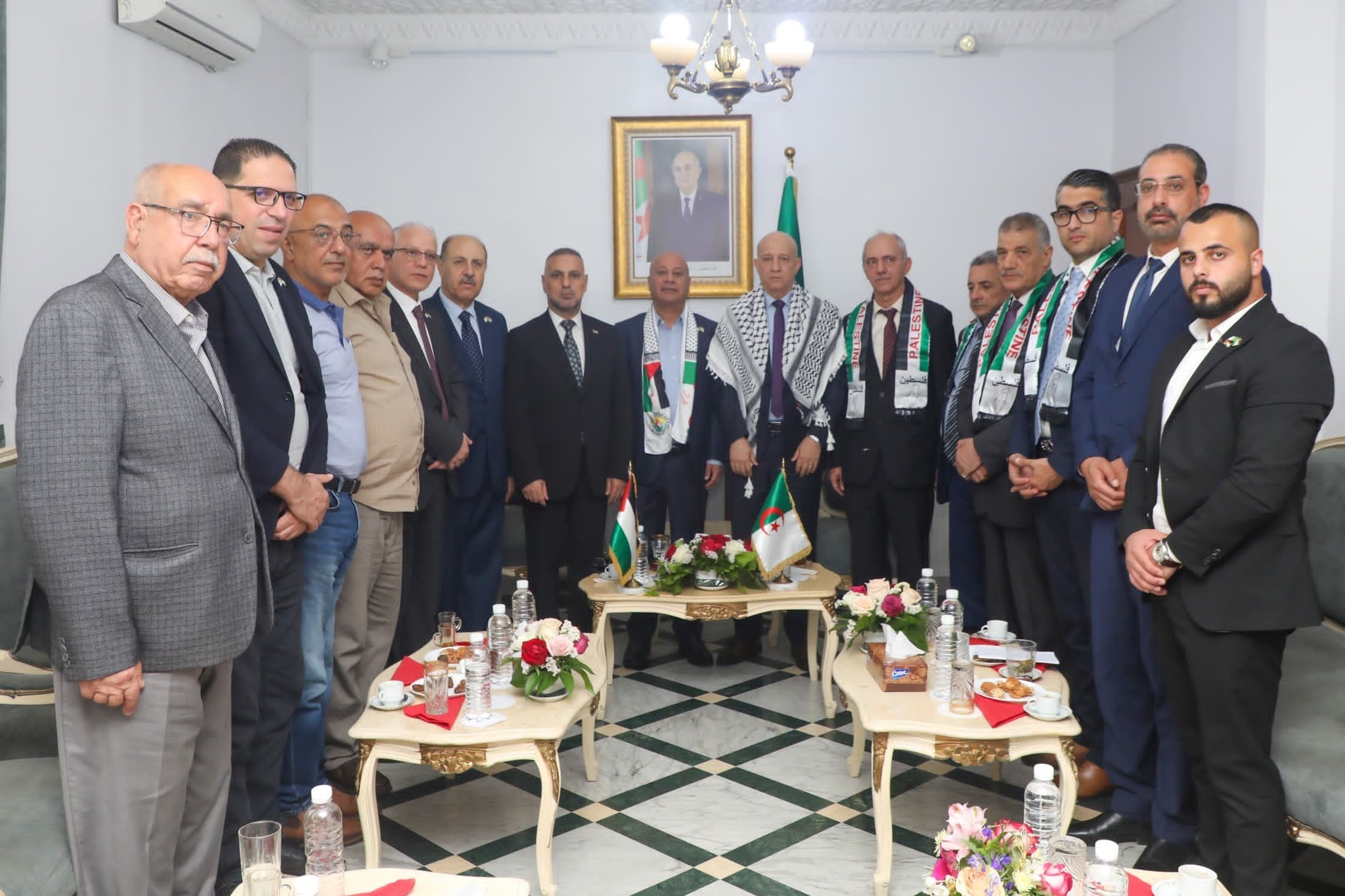 أبو هولي يُطلع الأمين العام لجبهة التحرير الوطني الجزائري آخر التطورات على الساحة الفلسطينية