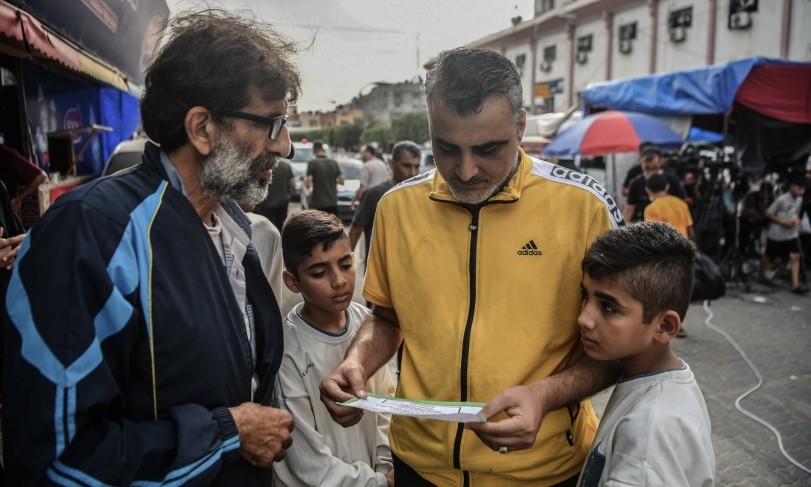 "منشورات من السماء".. إسرائيل تحرض الغزيين على حماس