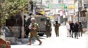 بالاسماء : الاحتلال يعتقل 22 مواطنا من قرية العساكرة شرق بيت لحم