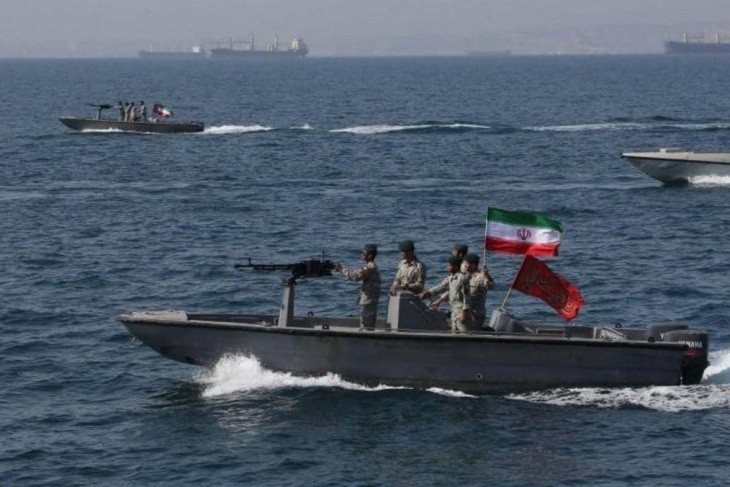 مجلس الشورى الإيراني يوصي بإغلاق مضيق هرمز ويُحيل القرار للأمن القومي