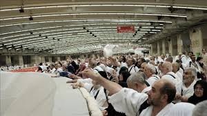 حجاج بيت الله يرمون الجمرات في منى صباح عيد الأضحى