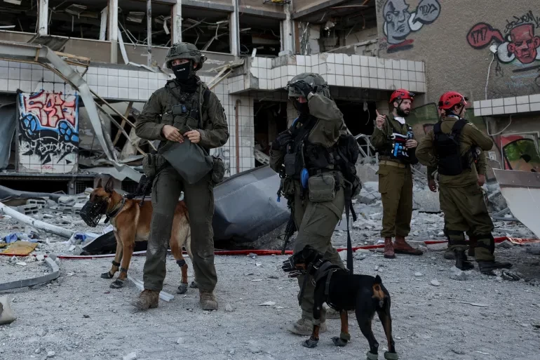 إسرائيليون عالقون تحت الأنقاض إثر هجوم إيراني واسع بالمسيّرات