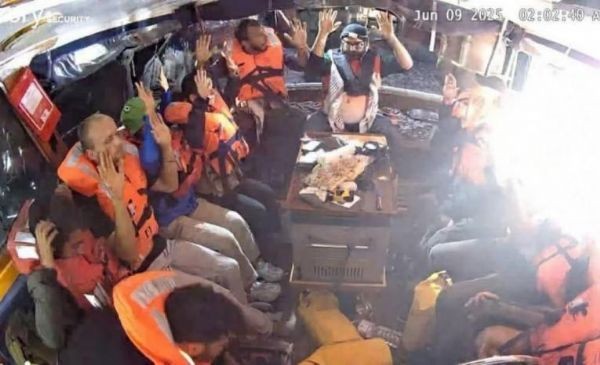 بعد استيلاء الاحتلال على سفينة فك الحصار: 8 من النشطاء رهن الاحتجاز في انتظار الترحيل القسري