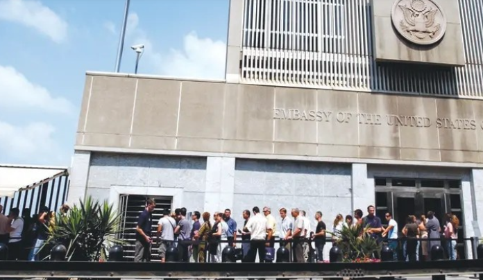 السفارات الأجنبية تبدأ إجلاء رعاياها من إسرائيل عبر الأردن ومصر