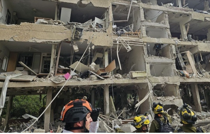 صور- اصابات ودمار واسع جراء القصف الصاروخي الايراني على اسرائيل