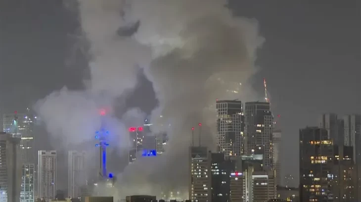 إيران تعلن بدء "رد ساحق" واندلاع حريق قرب وزارة الدفاع بتل أبيب