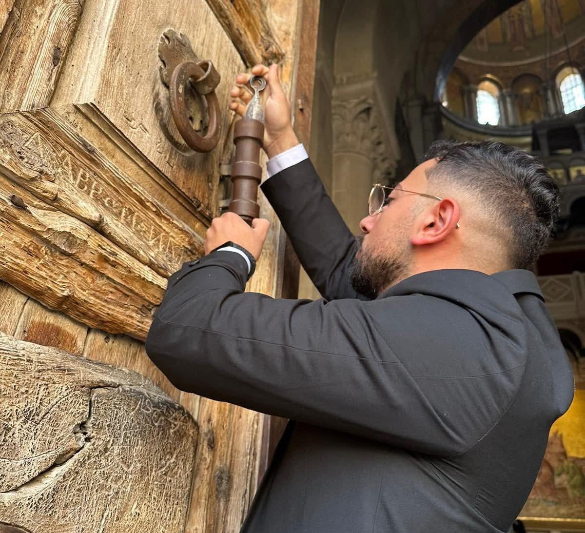 إعادة فتح أبواب كنيسة القيامة في القدس