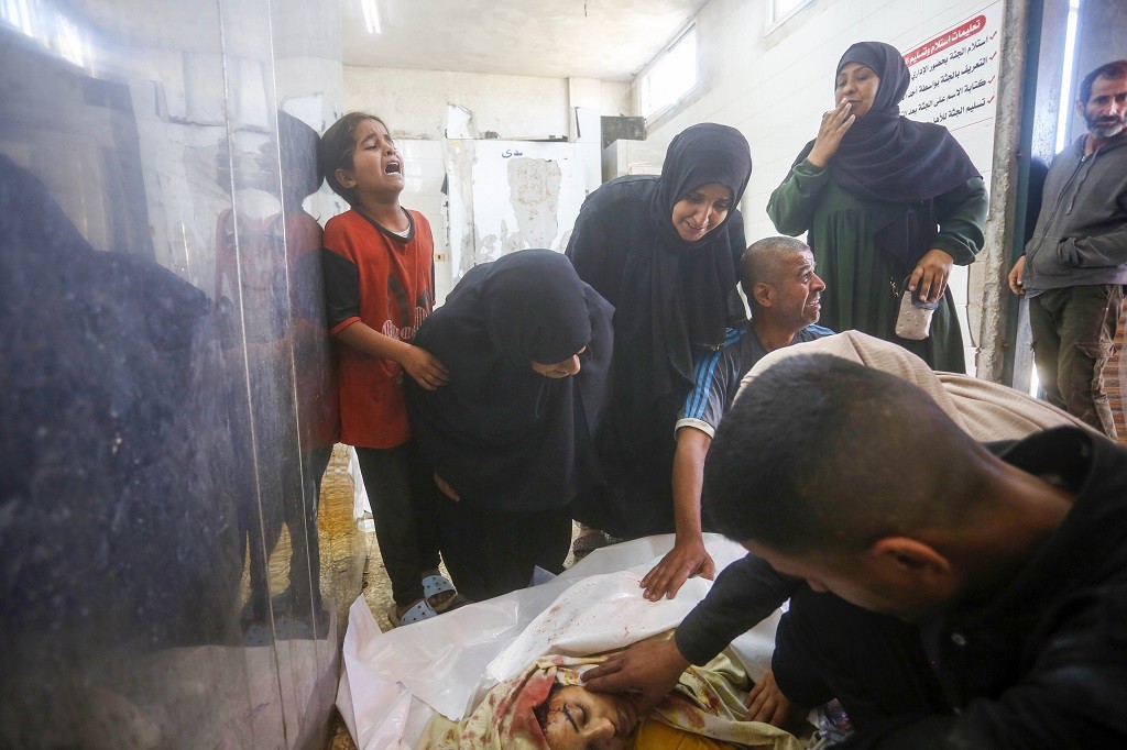 بالاسماء : سبعة شهداء في قصف الاحتلال مخيما للنازحين في ميناء غزة